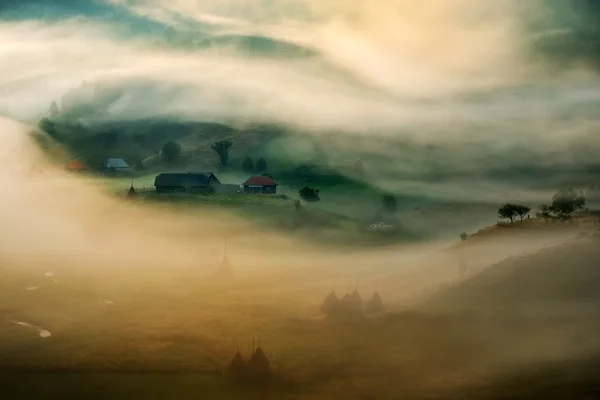 Paesaggio montano con nebbia autunnale — Foto Stock