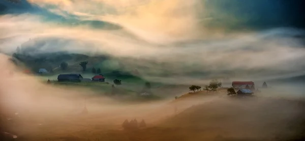 Ορεινό τοπίο με ομίχλη το πρωί φθινόπωρο — Φωτογραφία Αρχείου