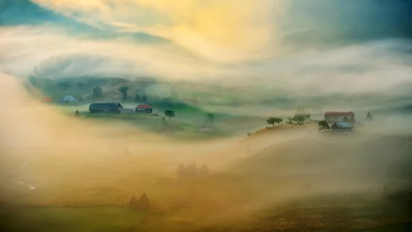 Paesaggio montano con nebbia autunnale — Foto Stock