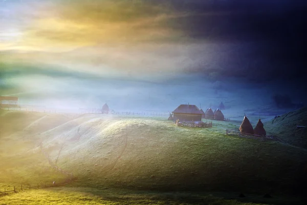 Paysage de montagne avec brouillard matinal d'automne — Photo