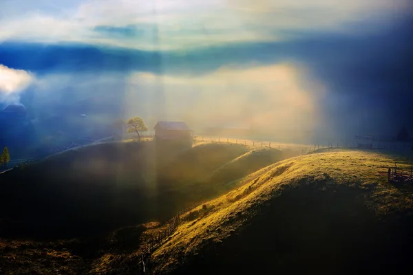 Dağ manzarası ile sonbahar sabahı sis — Stok fotoğraf