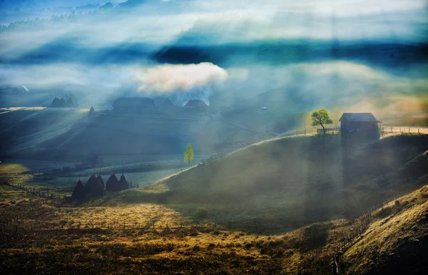 Paisaje de montaña con niebla de otoño mañana —  Fotos de Stock