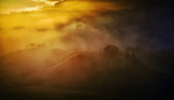 Berglandschap met herfst ochtend mist — Stockfoto