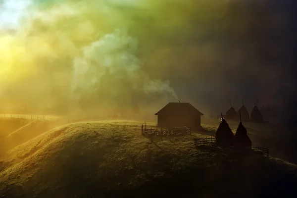 秋天的早晨雾山风景 — 图库照片