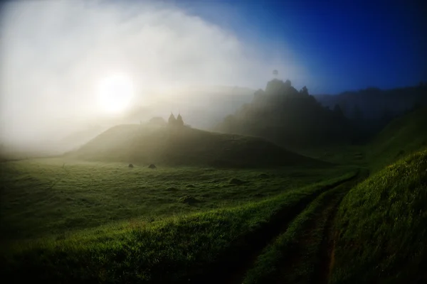 Horská krajina s podzimní ranní mlha — Stock fotografie