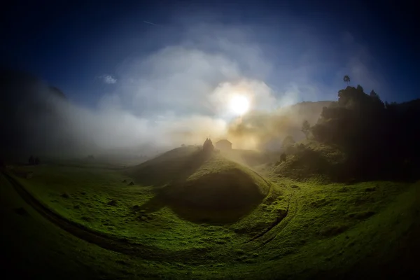 秋の朝の霧山の風景 — ストック写真