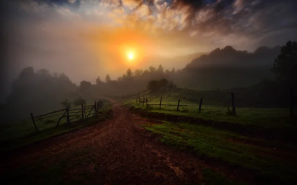 Paesaggio montano con nebbia autunnale — Foto Stock