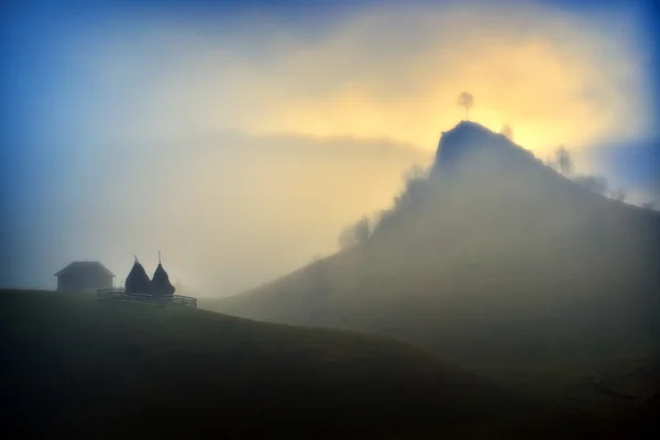 Paysage de montagne avec brouillard matinal d'automne — Photo