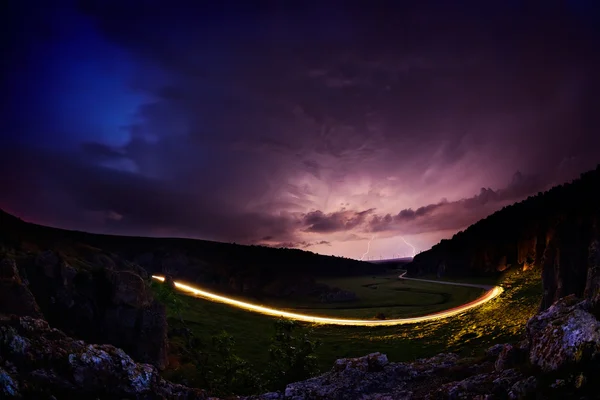 Svícení a bouře nad kopci v noci — Stock fotografie