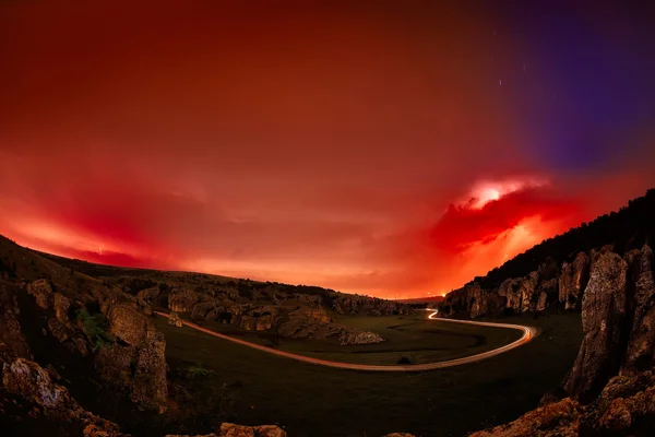 Iluminação e tempestade sobre colinas durante a noite — Fotografia de Stock