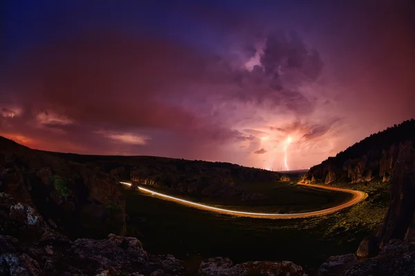Alleggerimento e tempesta sulle colline nella notte — Foto Stock