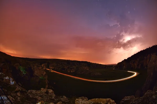 Aligeramiento y tormenta sobre colinas en la noche — Foto de Stock