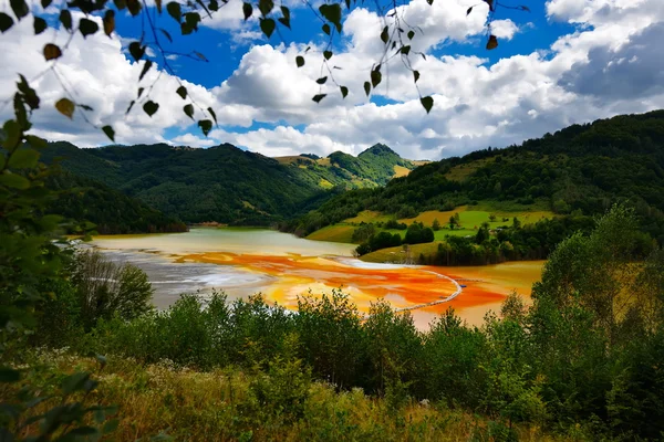 Chiesa allagata in lago inquinato tossico — Foto Stock