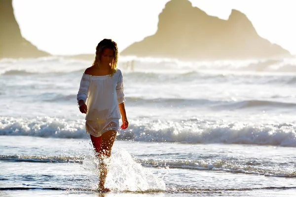 Young caucasian woman refreshing — Stock Photo, Image