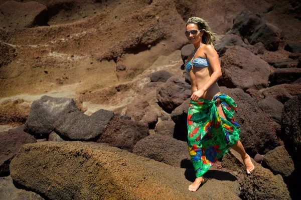 Mujer de pie en la playa rocosa —  Fotos de Stock