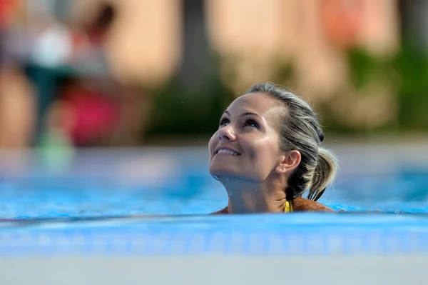 Молодая женщина у бассейна — стоковое фото