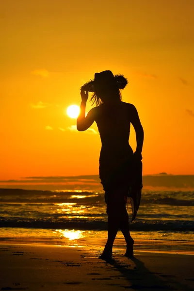 Silueta de mujer joven en la playa — Foto de Stock