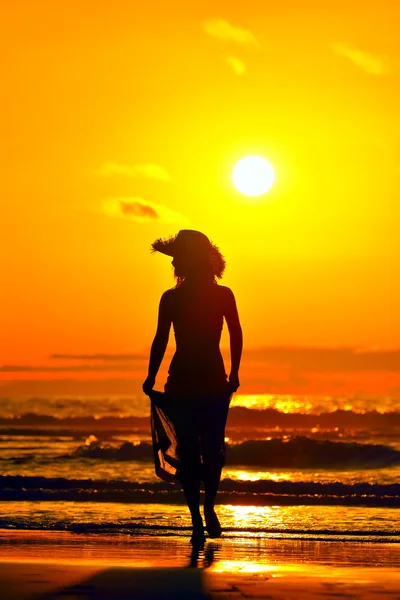 Jonge vrouw silhouet op het strand — Stockfoto