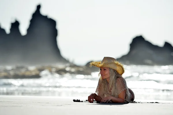 해변에 앉아 있는 젊은 여자 — 스톡 사진