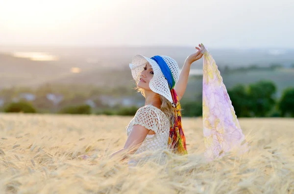 Young beautiful woman on cereal field — Stock Photo, Image