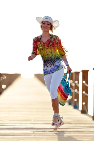 Jeune belle femme en plein air — Photo