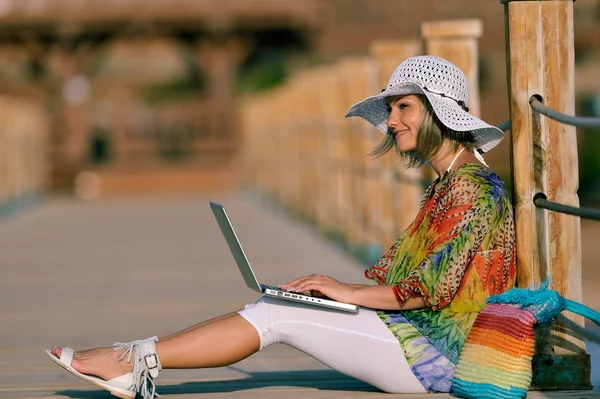 Jovem mulher usando laptop — Fotografia de Stock