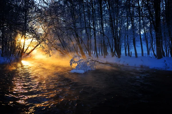 Gebirgsfluss im Winter — Stockfoto