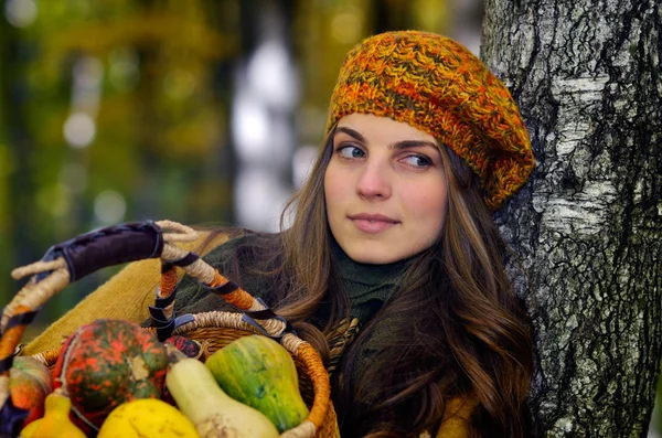 Mujer joven sosteniendo verduras —  Fotos de Stock