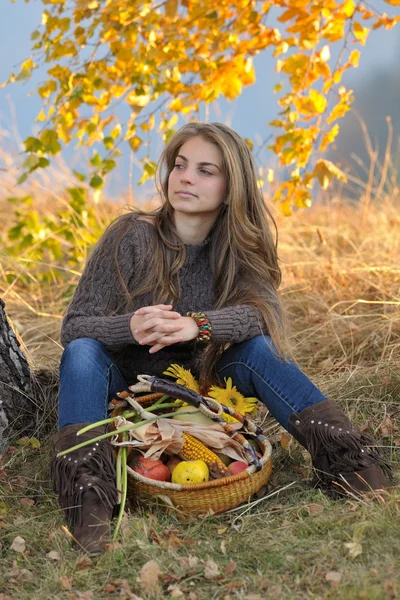 Junge lächelnde Kaukasierin — Stockfoto