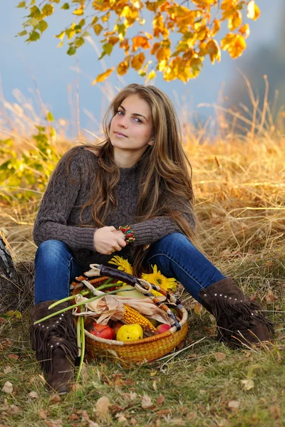 Mosolygó fiatal kaukázusi nő — Stock Fotó