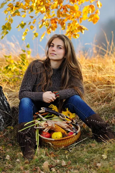 Unga leende kaukasisk kvinna — Stockfoto