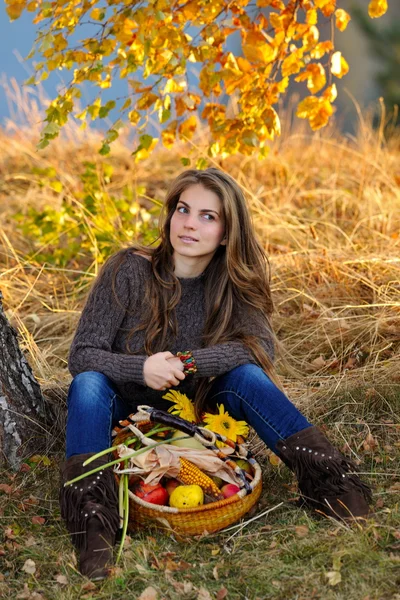 Junge lächelnde Kaukasierin — Stockfoto