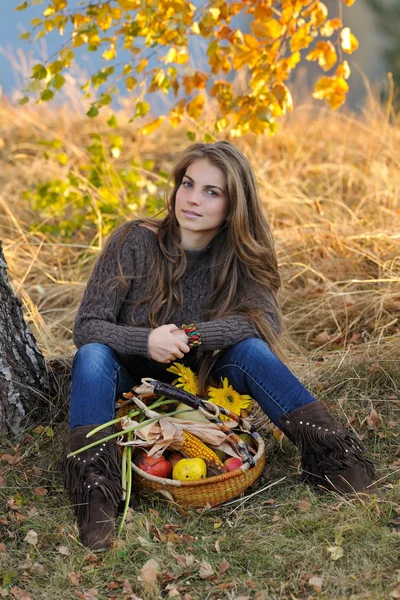 Jovem mulher branca sorridente — Fotografia de Stock