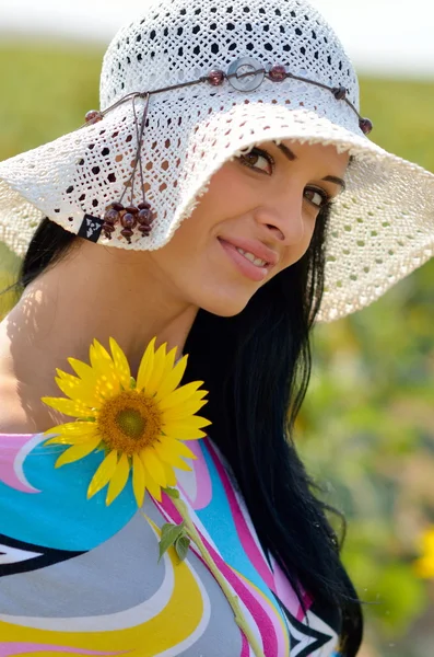 Joven bonita mujer en el campo en verano —  Fotos de Stock