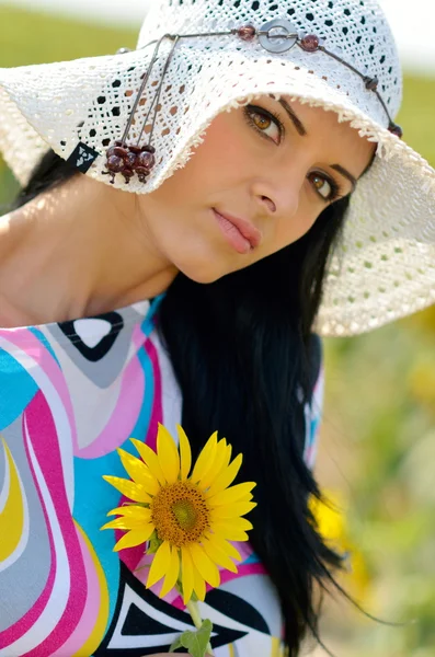 Young pretty woman on field in summer — Stock Photo, Image