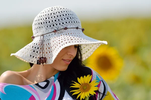 Unga vackra kvinnan på fältet i sommar — Stockfoto