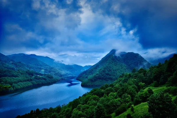 Hermoso paisaje de la presa de Siriu — Foto de Stock