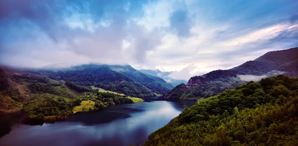 Beau paysage du barrage de Siriu — Photo