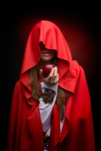 Schöne Frau mit rotem Mantel — Stockfoto