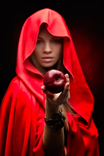 Mulher bonita com manto vermelho — Fotografia de Stock