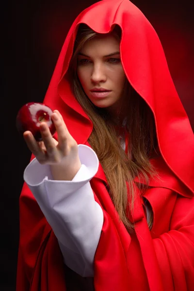 Mulher bonita com manto vermelho — Fotografia de Stock