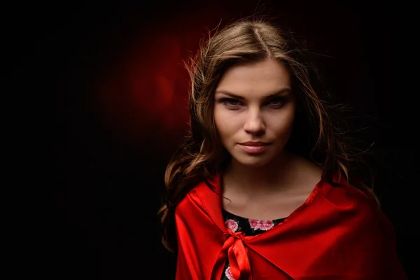 Bella donna con mantello rosso — Foto Stock
