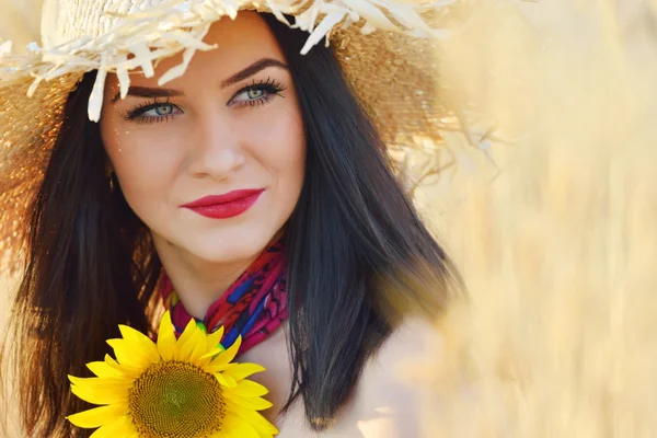 Young pretty woman at sunflower field — Stock Photo, Image