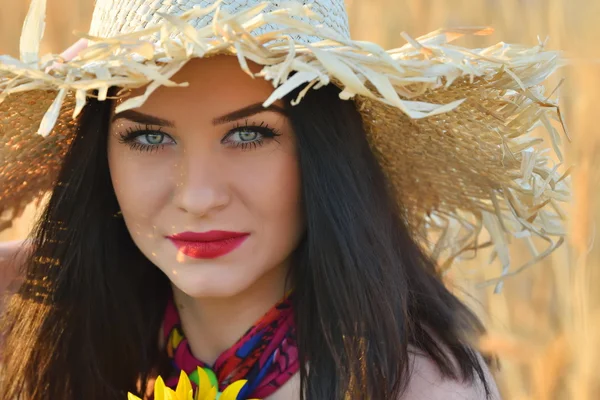 Giovane bella donna al campo di girasole — Foto Stock