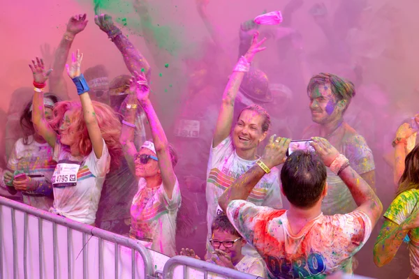 People at Mamaia color run 2014 — Stock Photo, Image