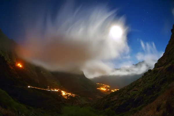 Bergdorp bij nacht in Tenerife — Stockfoto