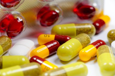 çeşitli renkli hapları