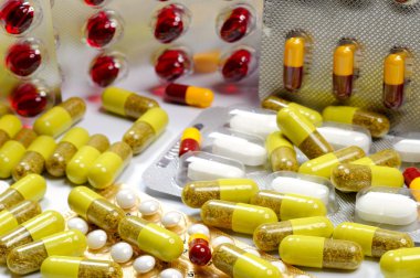 çeşitli renkli hapları