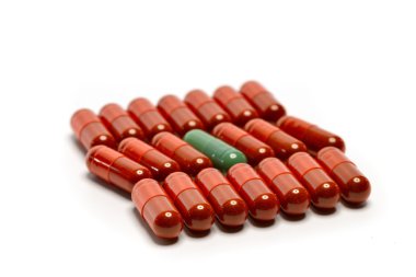 Beyaz arka plan üzerinde izole kırmızı hapları