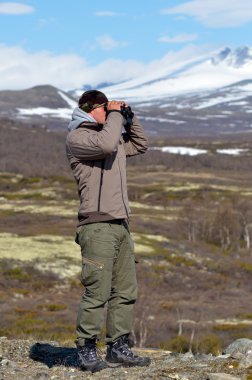 genç adam açık dürbün